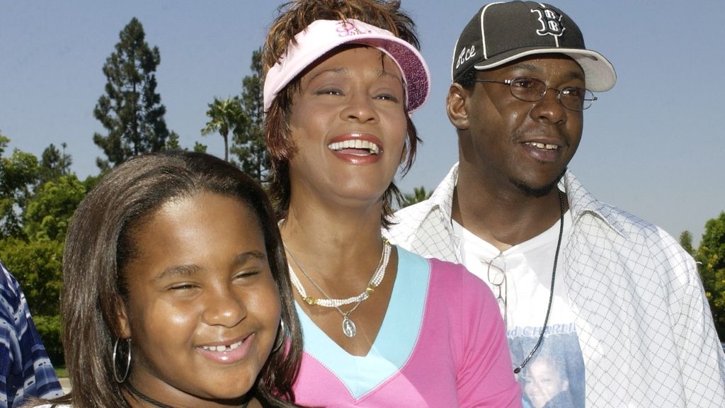 Con su marido Bobby Brown y su hija Bobby Christina en 2004