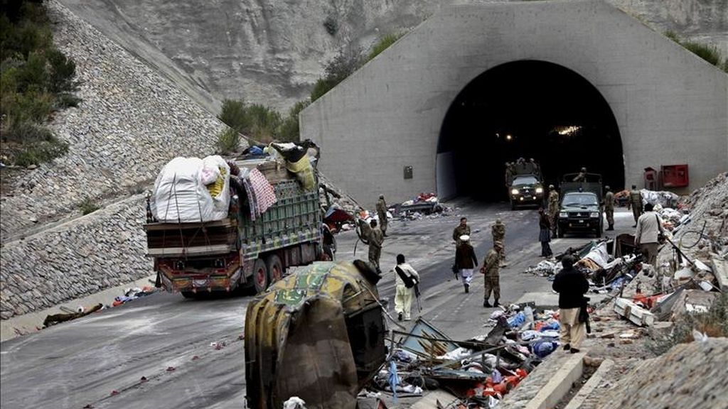 Miembros de los equipos de seguridad resguardan los alrededores del túnel de Kohat, que une esta ciudad del oeste de Pakistán con la capital de la provincia de Khyber-Pakhtunkhwa, Peshawar, en la principal carretera que discurre por el oeste del país, una de las zonas más conflictivas y donde anoche se registr�ó un ataque suicida donde murieron varias personas y al menos una decena resultaron heridas. EFE