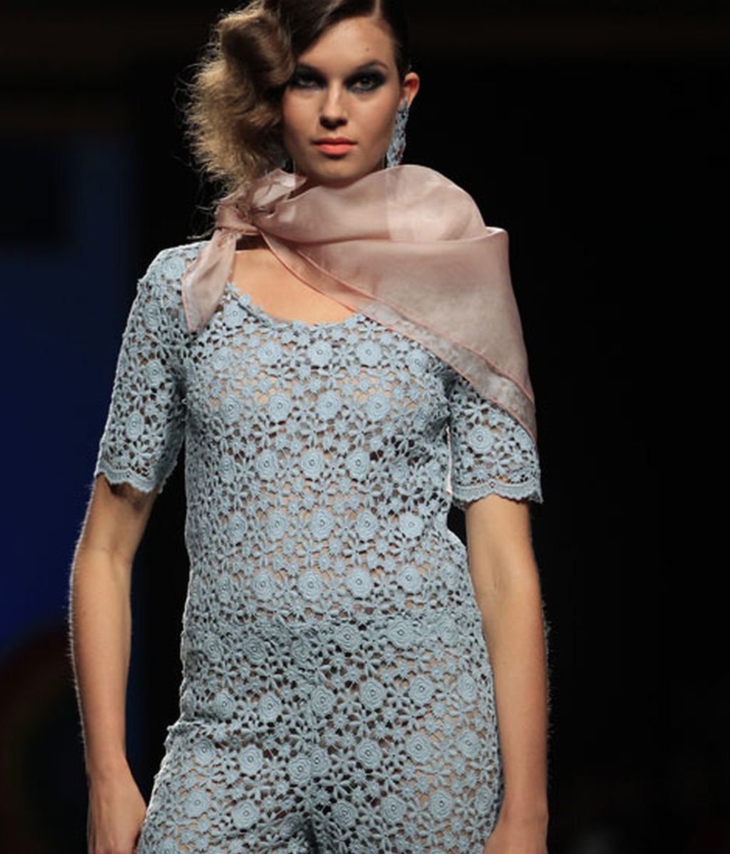 Una pasarela llena de flores y color