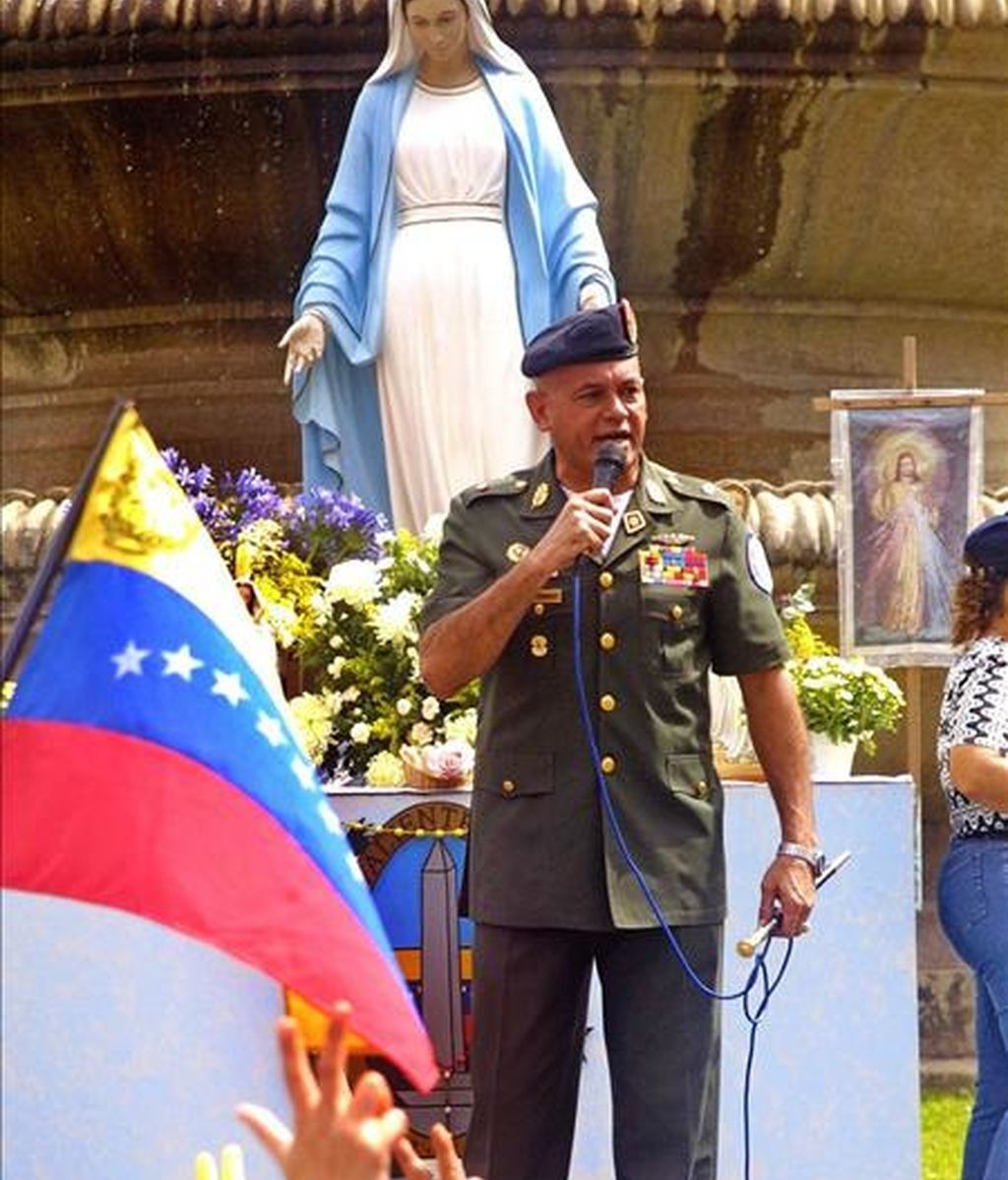 Foto tomada el 4 de junio del 2003 del general declarado en rebeldía Néstor González Gónzalez, durante un discurso a sus seguidores en una plaza caraqueña declarada como zona liberada. EFE/Archivo Foto tomada el 4 de junio del 2003 del general declarado en rebeldía Néstor González Gónzalez, durante un discurso a sus seguidores en una plaza caraqueña declarada como zona liberada. EFE/Archivo