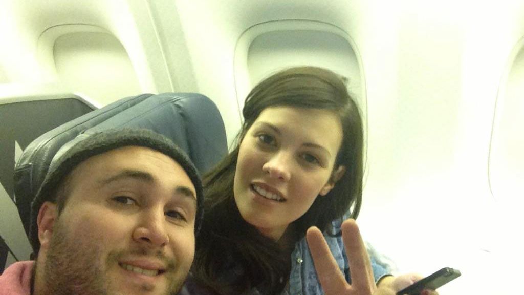 Kiko y Jessica durante el despegue del avión
