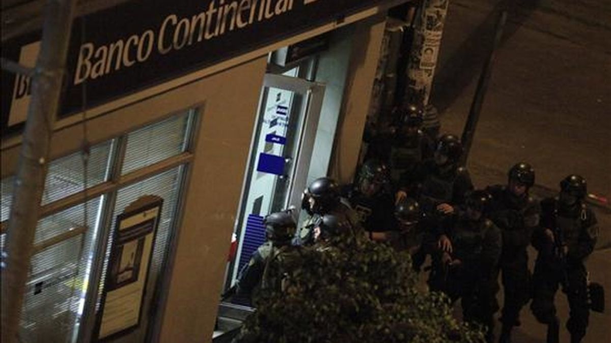 Policías entran a una sucursal del banco BBVA para dar fin a una toma de rehenes realizada en la zona comercial de Gamarra en Lima (Perú). EFE Policías entran a una sucursal del banco BBVA para dar fin a una toma de rehenes realizada en la zona comercial de Gamarra en Lima (Perú). EFE