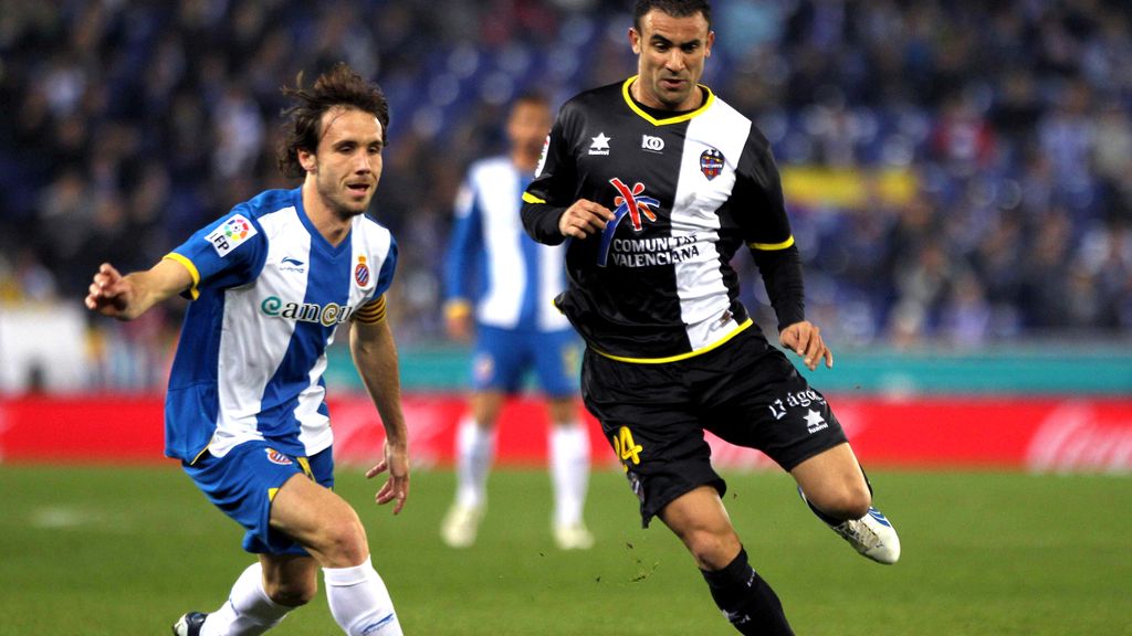 El centrocampista argelino del Levante Abdelkader Ghezzal conduce el balón ante el mediapunta del Espanyol Joan Verdú