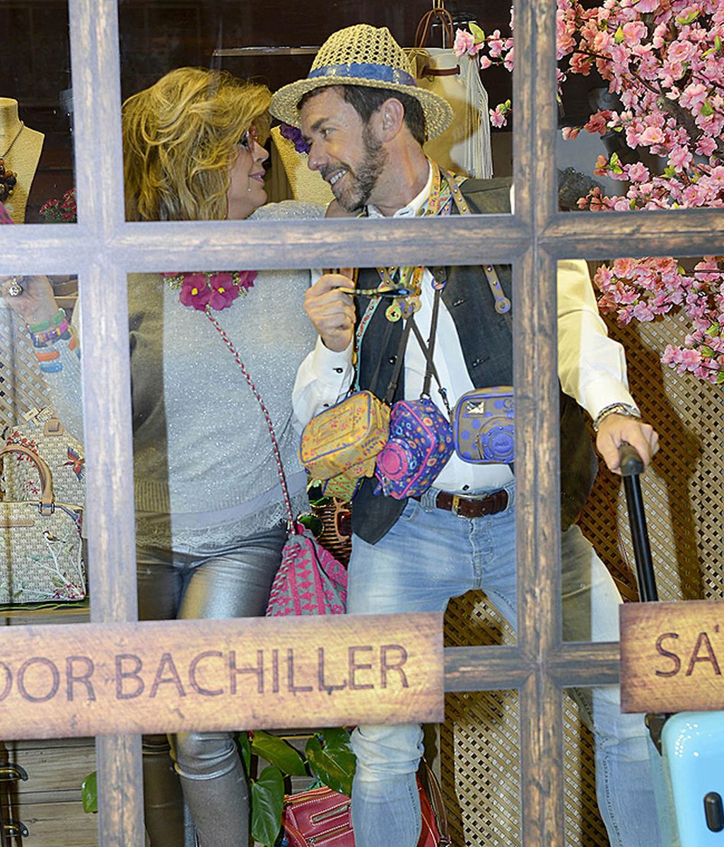 Los colaboradores posan en el escaparate de Salvador Bachiller