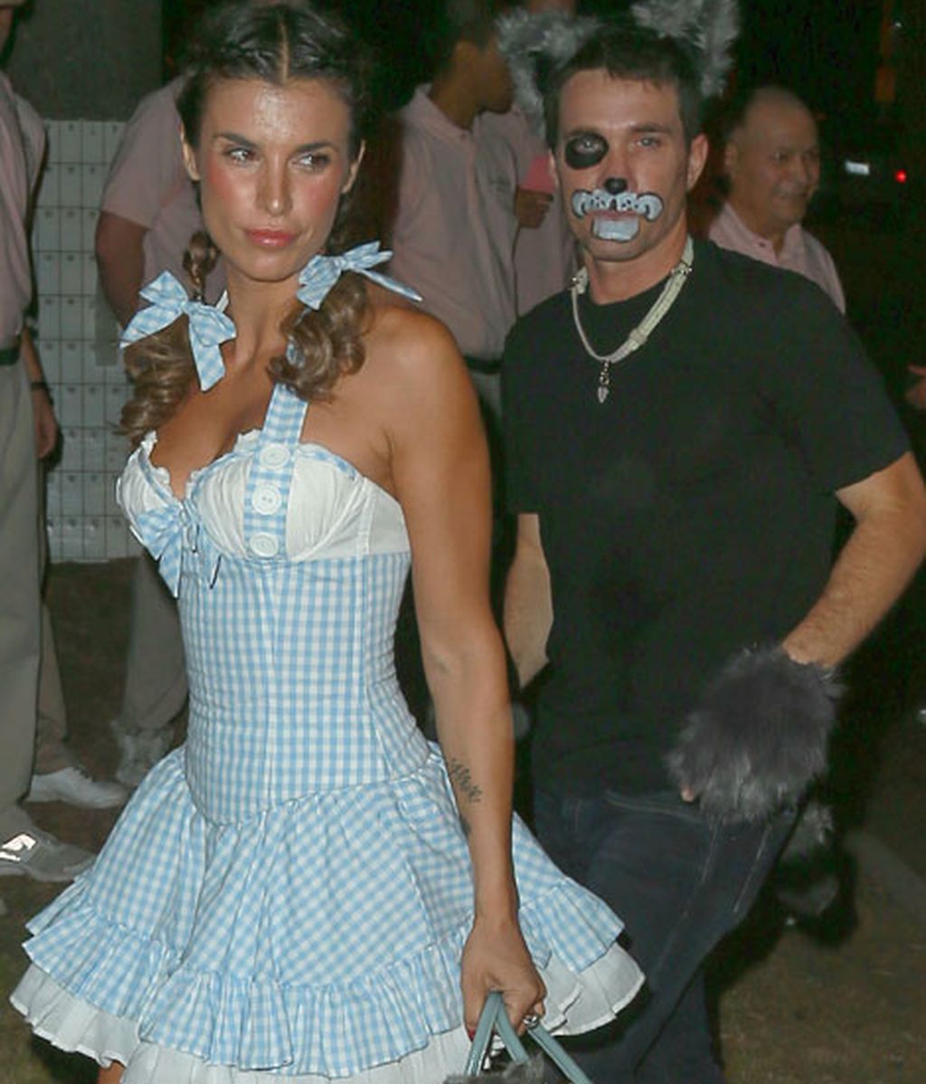 Elisabetta Canalis se disfrazó de Dorothy, la niña de 'El Mago de Hoz'