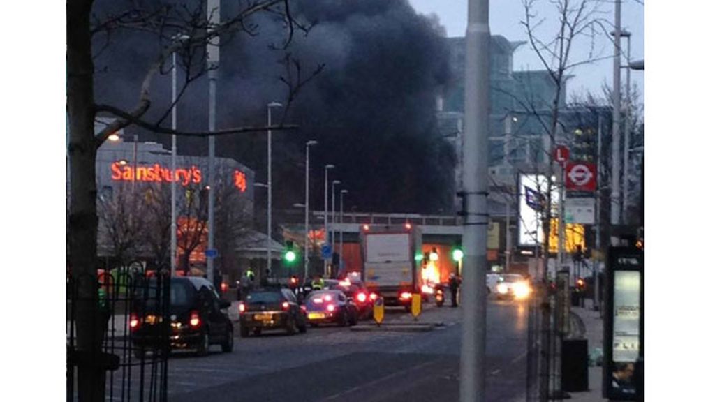 Dos muertos y once heridos al estrellarse un helicóptero en Londres