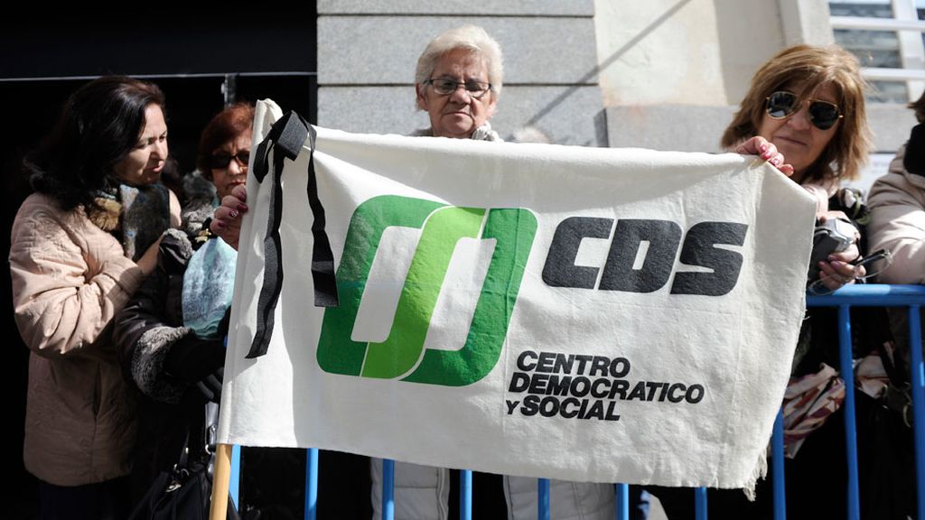 Ciudadanos anónimos despiden a Suárez