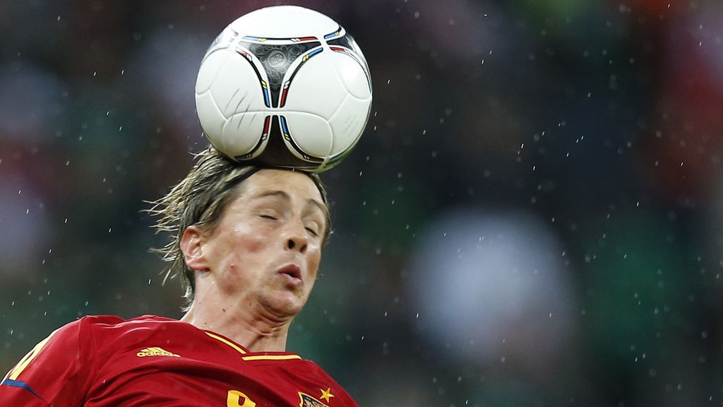 Torres remata de cabeza bajo la lluvia de Gdansk