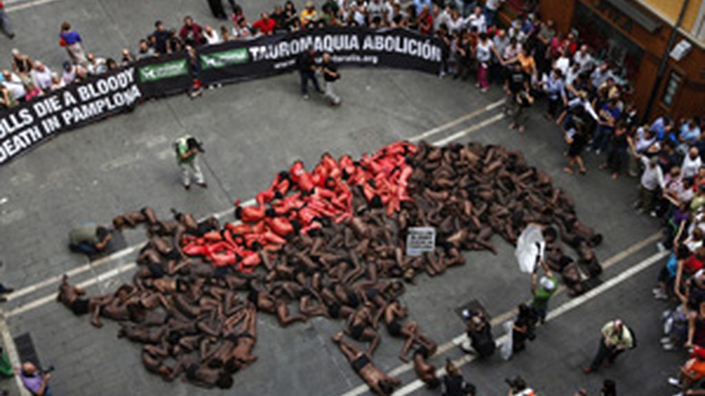 Un centenar de manifestantes se ponen en la 'piel del toro' para defender los derechos de los animales FOTO: REUTERS Un centenar de manifestantes se ponen en la 'piel del toro' para defender los derechos de los animales FOTO: REUTERS