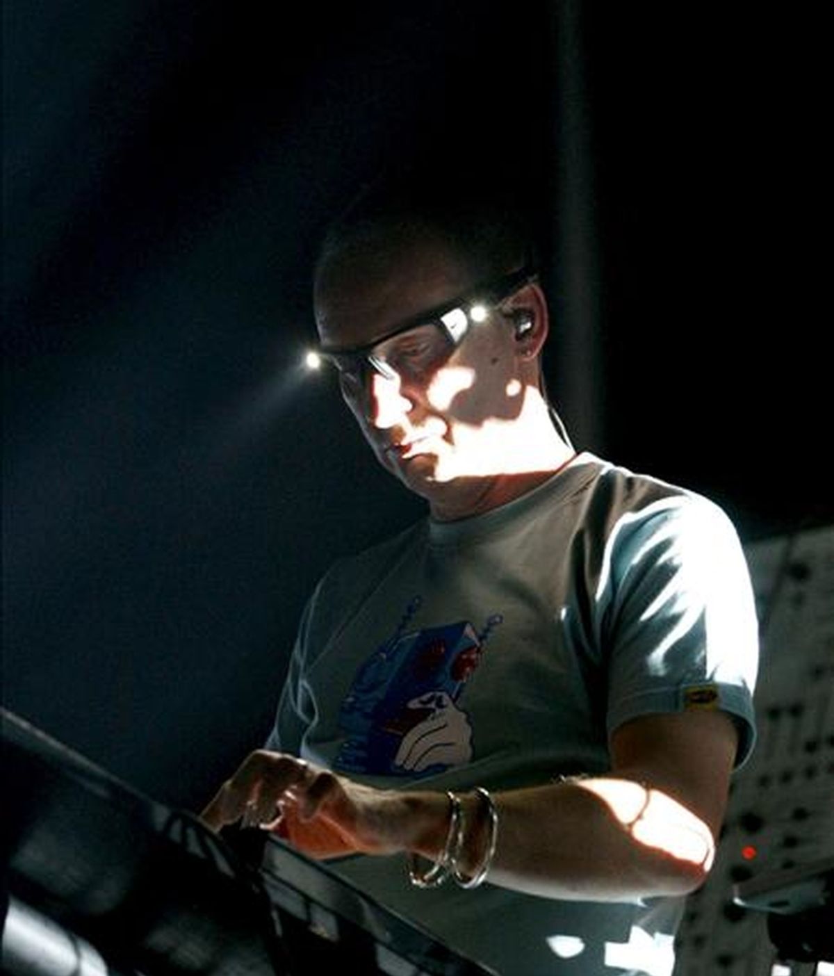 Uno de los integrantes del grupo de música Techno y Breakbeat inglés, Orbital, durante su actuación anoche en el Sónar 2009, Festival internacional de música avanzada y arte multimedia de Barcelona. EFE