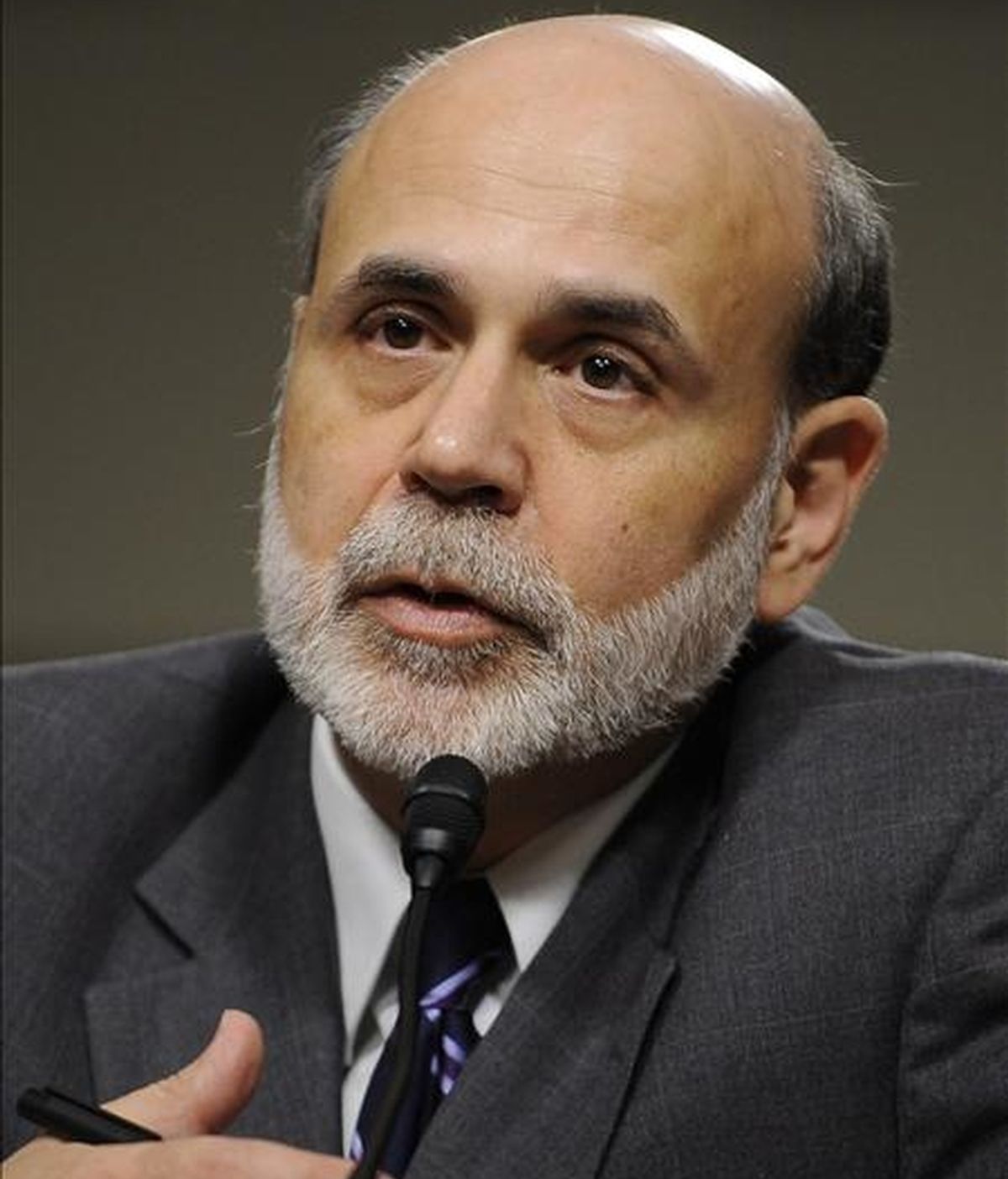 El presidente de la Reserva Federal (Fed), Ben Bernanke, habla este 21 de julio durante la audiencia del Comité del Senado sobre Banca, Vivienda y Asuntos Urbanos en el Capitolio de Washington, EE.UU. EFE
