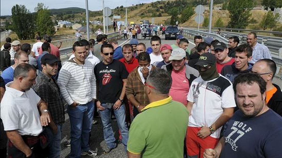 Trabajadores de la minería en la provincia de León ayer durante el corte de la AP-66, a la altura de La Magdalena. EFE
