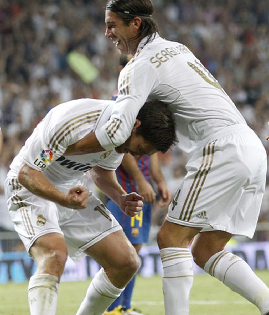 Sergio Ramos felicita a Xabi Alonso tras su gol (2-2)