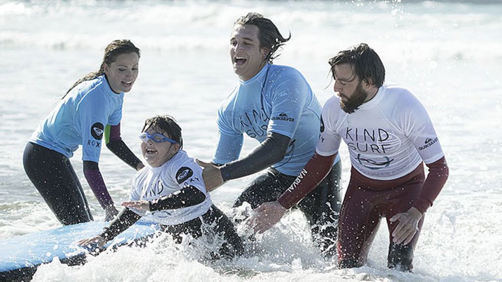 Las entrañables imágenes de Kind Surf en aguas valencianas y asturianas