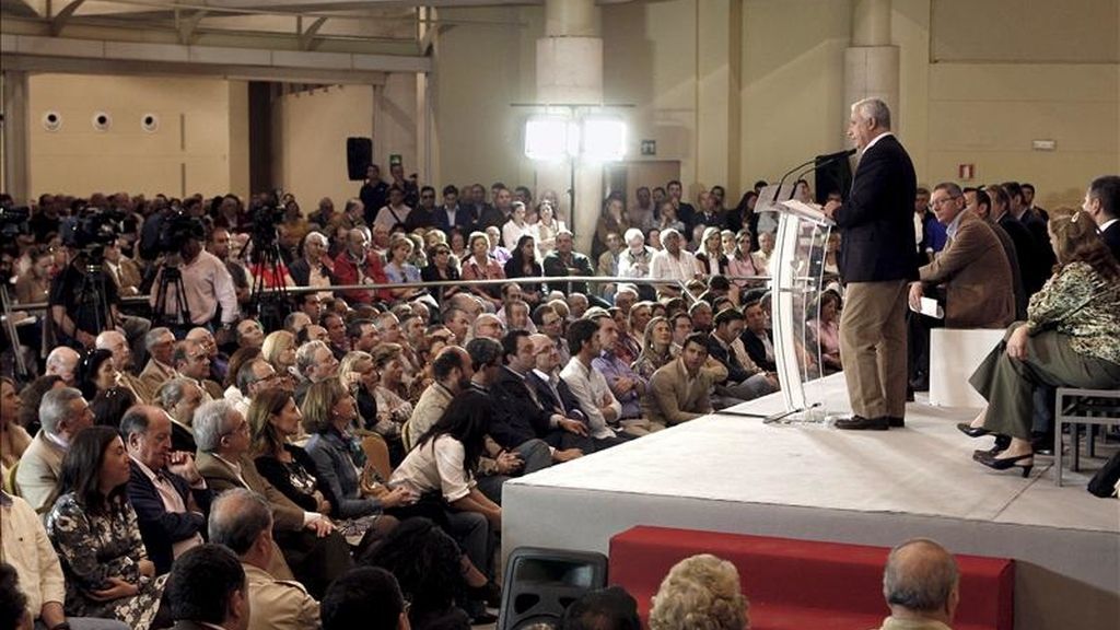 El presidente del PP andaluz, Javier Arenas, durante su intervención ayer en el acto de apoyo al candidato de este partido a la Alcaldía de Sevilla en las próximas elecciones. EFE El presidente del PP andaluz, Javier Arenas, durante su intervención ayer en el acto de apoyo al candidato de este partido a la Alcaldía de Sevilla en las próximas elecciones. EFE
