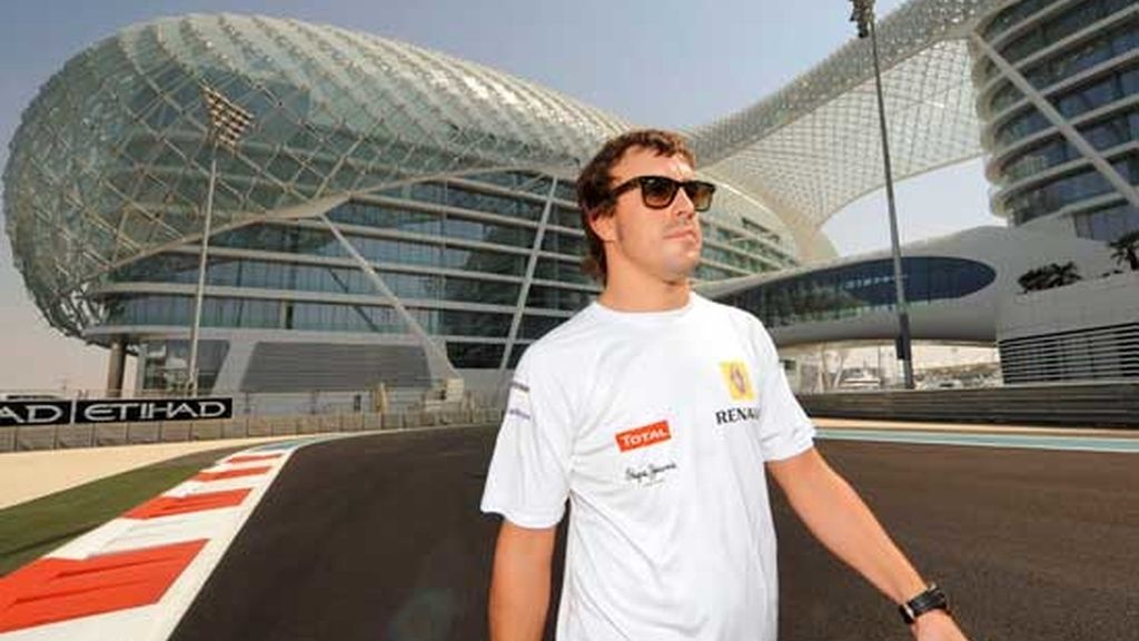 Alonso se despide de Renault