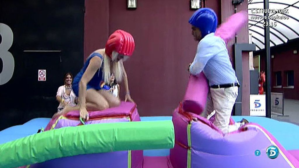 Loli Álvarez y Kiko Hernández 'luchan' cuerpo a cuerpo