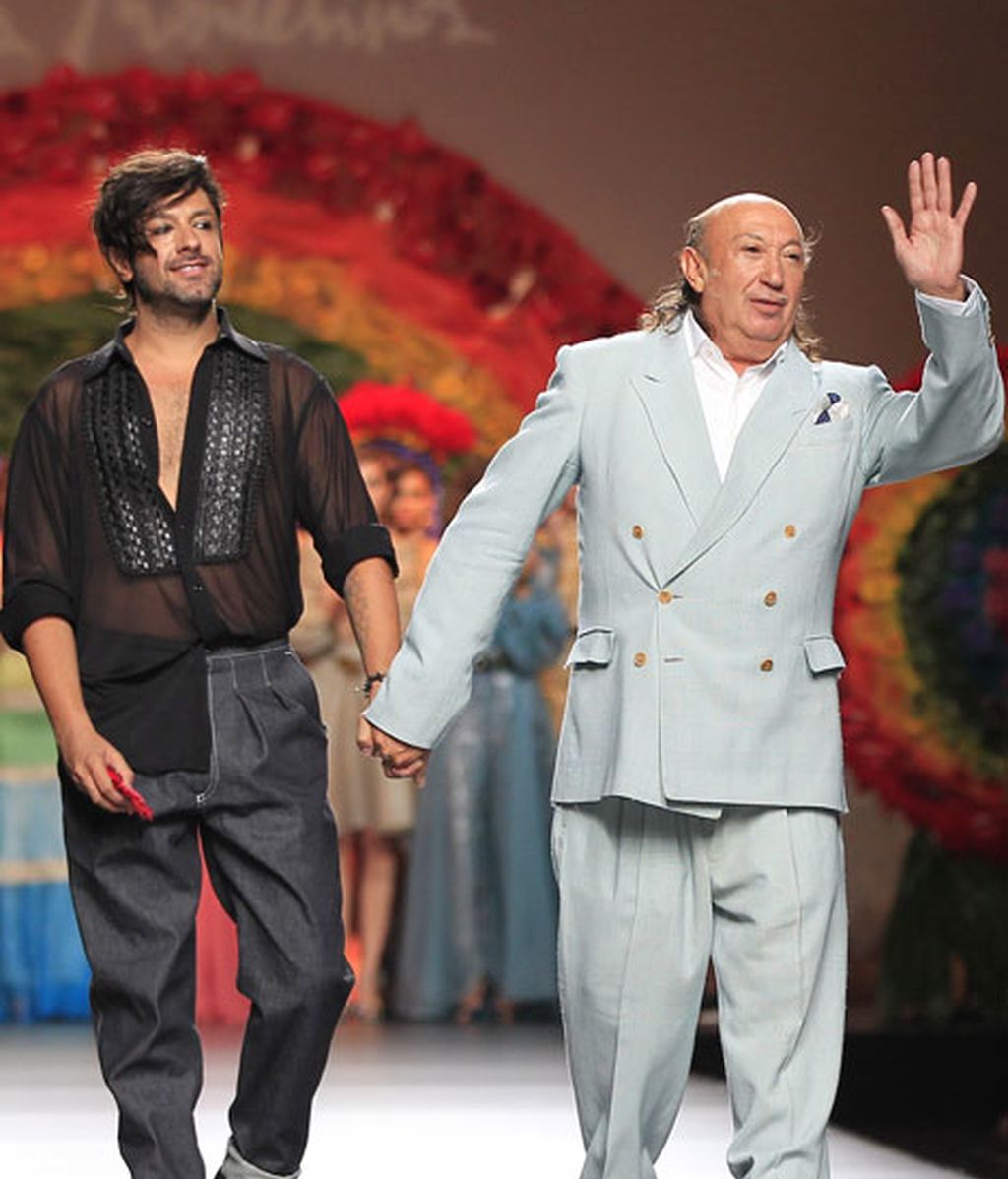 Una pasarela llena de flores y color