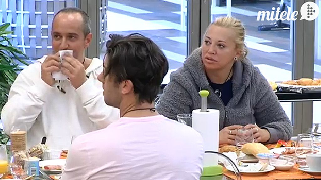 Ylenia vierte el zumo por mirarse al espejo y Aguasantas pide un médico