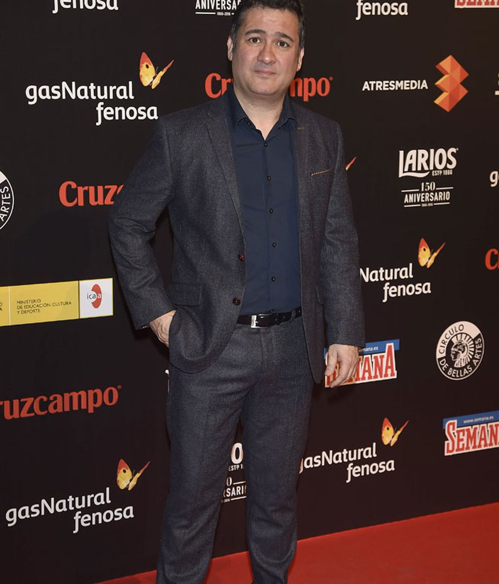 Secun de la Rosa de traje y con camisa oscura