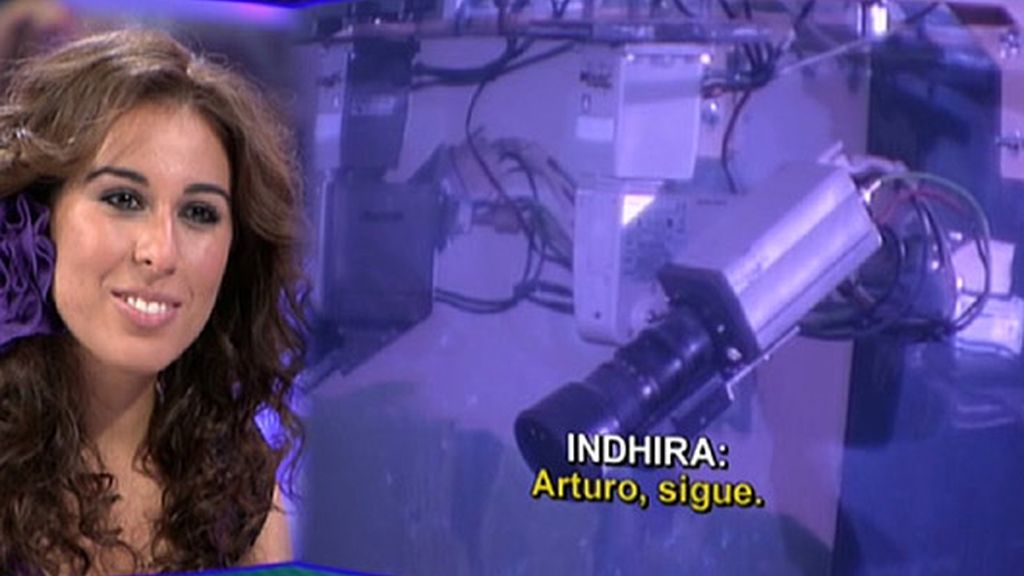 Las caras de Indhira viendo sus 'edredonings' en el plató
