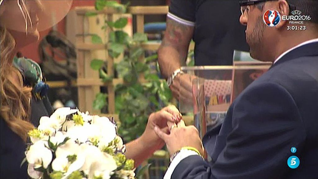 Hernández y Carlota 'contraen matrimonio' como si del DJ y su novia se tratara