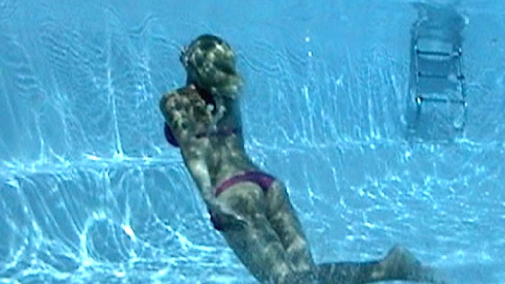 Cual sirena, una joven bucea en su piscina