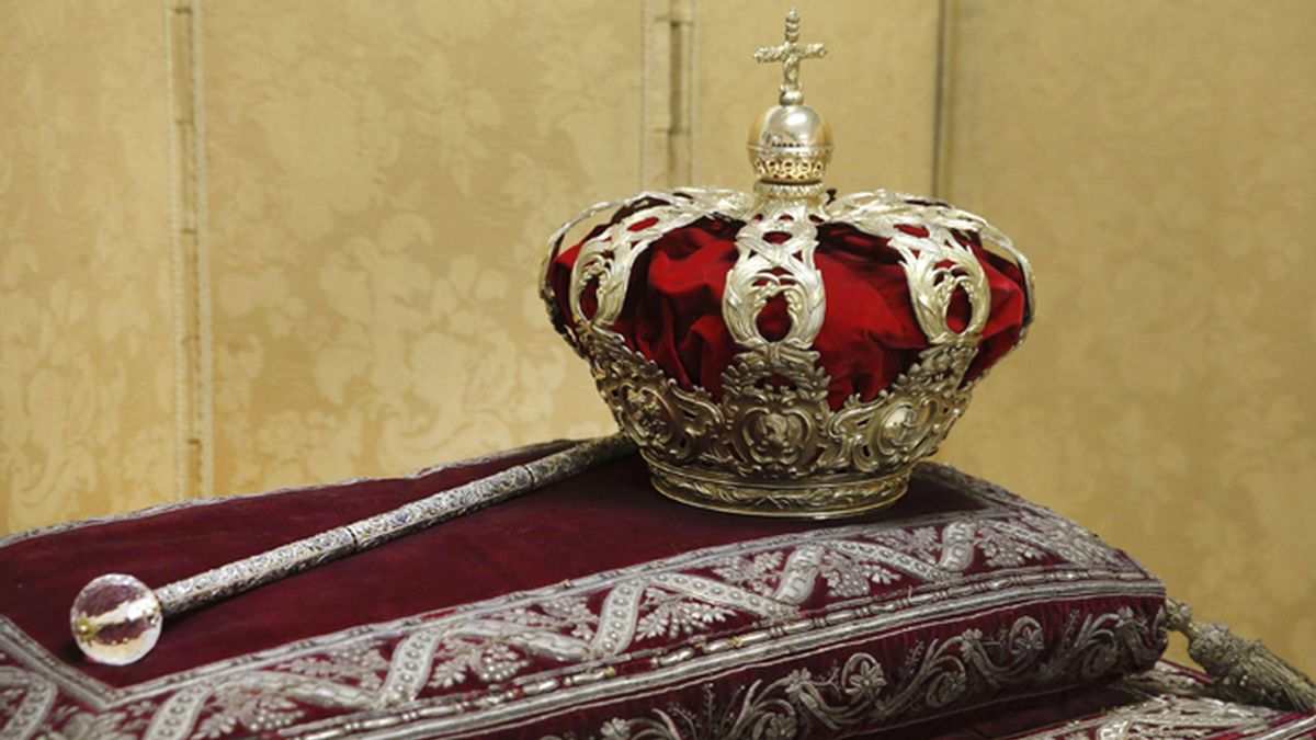 Corona y cetro real que se usarán en la proclamación de Felipe VI