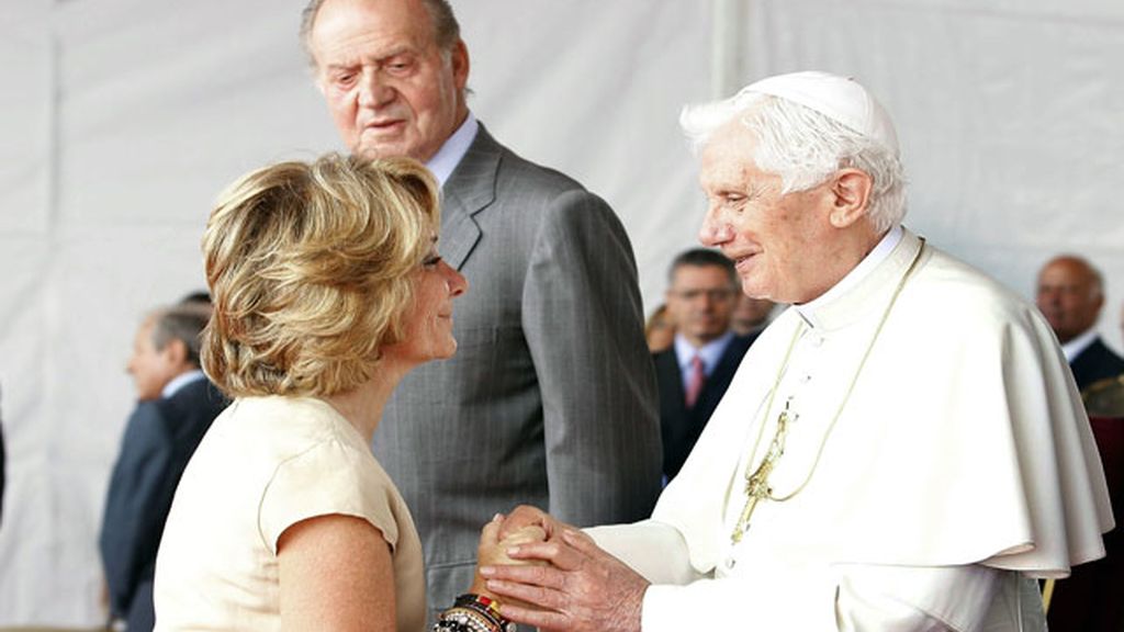 La presidenta de la Comunidad de Madrid saluda a su Santidad Benedicto XVI