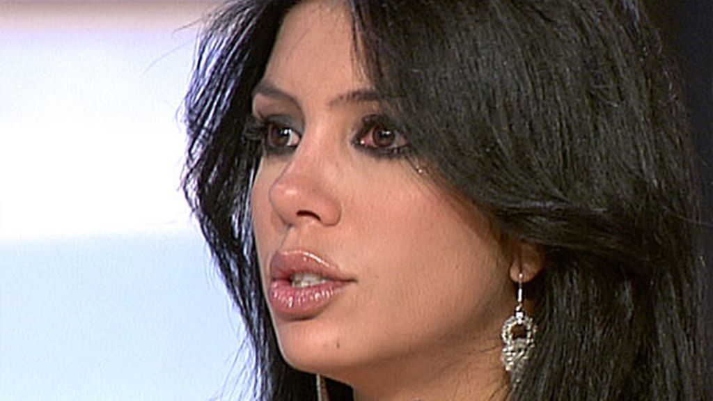 Silvia Sicilia se sienta en el trono