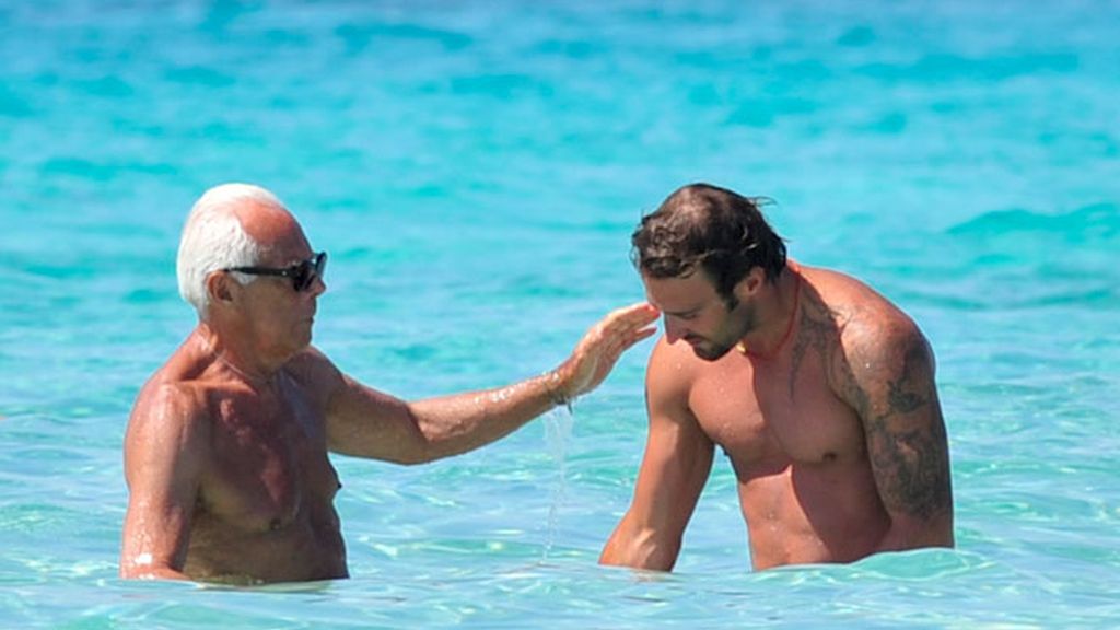 Armani se deja querer por un joven durante sus vacaciones