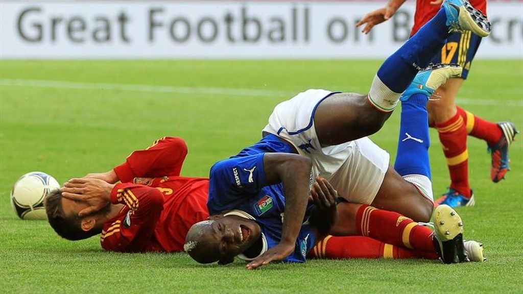 Piqué y Balotelli se chocan en el área española