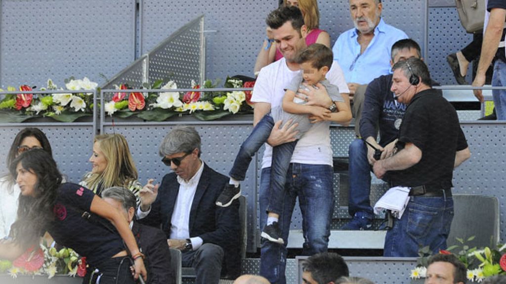 Avión, ternura y tenis: Fonsi Nieto y su hijo #Lucasmolón, en el Open de Madrid