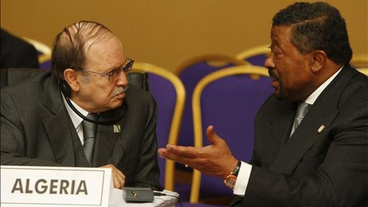 El presidente argelino, Abdelaziz Bouteflika (i), charla con el secretario de la Comisión de la Unión Africana, Jean Ping (d), durante la reunión del Comité de Jefes de Estado y Gobierno sobre Cambio Climático (CAHOSCC) celebrada ayer en Kampala. EFE