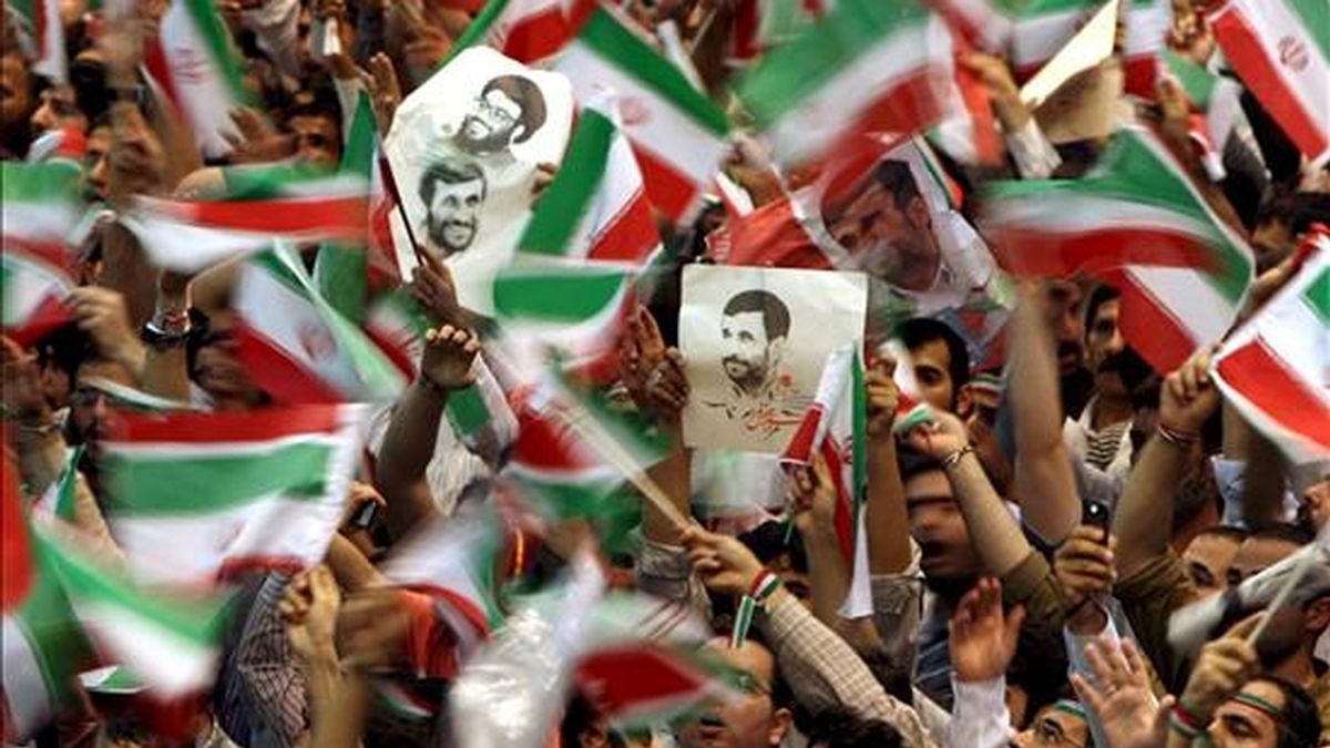Seguidores del presidente iraní Mahmoud Ahmadinejad durante un acto electoral en Teherán (Irán). Las elecciones presidenciales se realizan mañana, 12 de junio en Irán. EFE