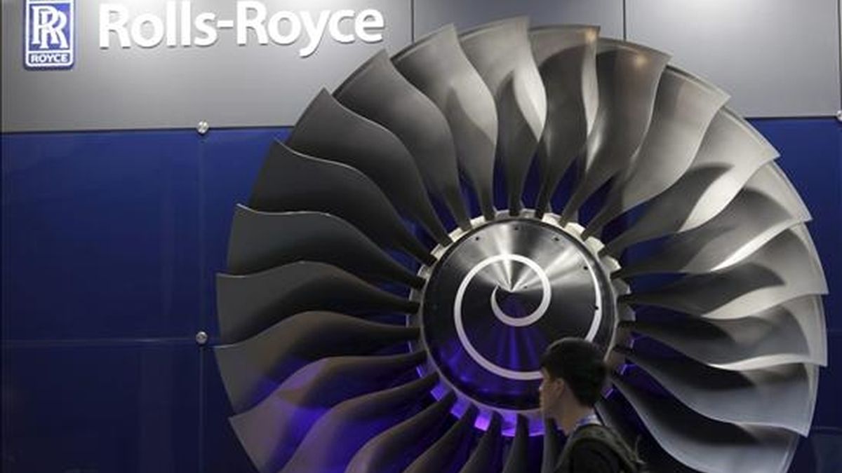 Un visitante pasa ante un motor para aviones del fabricante británico Rolls Royce. EFE/Archivo