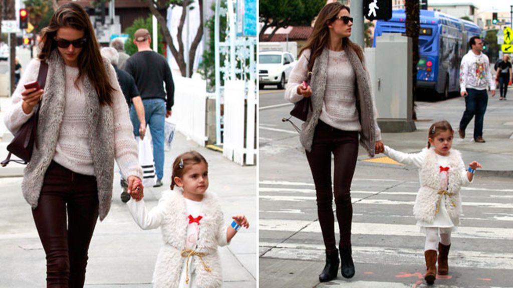 De jeans, roqueras, 'sporty': Alessandra Ambrosio y su pequeña Anja, looks a dúo