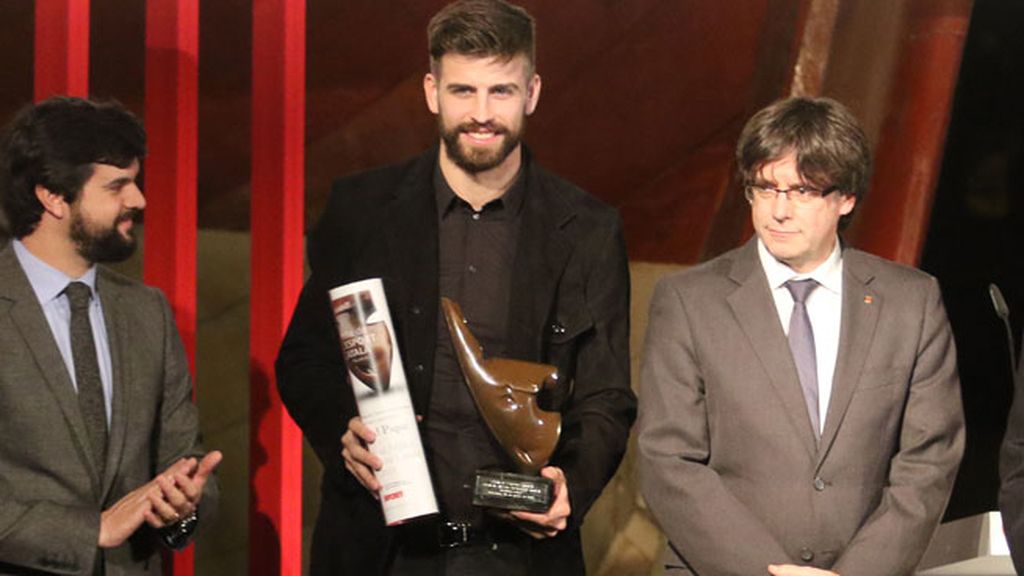 Shakira acompañó al futbolista, que recibía el premio al mejor deportista catalán