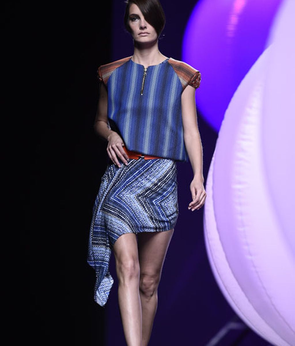 Bordados y drapeados rompen la geometría