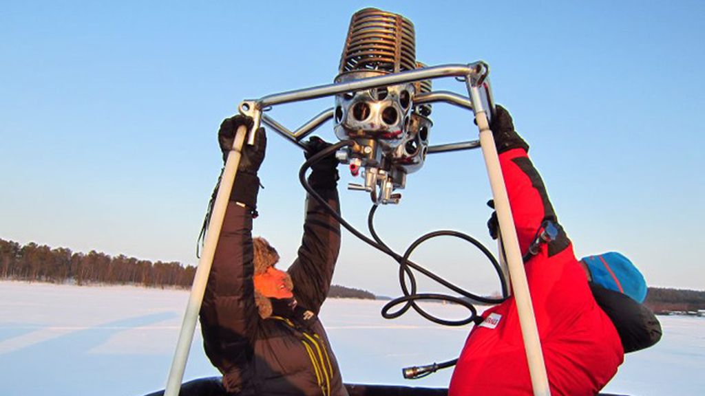 ¡Sobrevolamos en globo el lago helado más grande de Laponia!