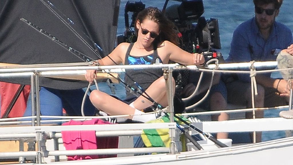 La ex de Robert Pattinson disfruta del sol mientras graba su nueva película