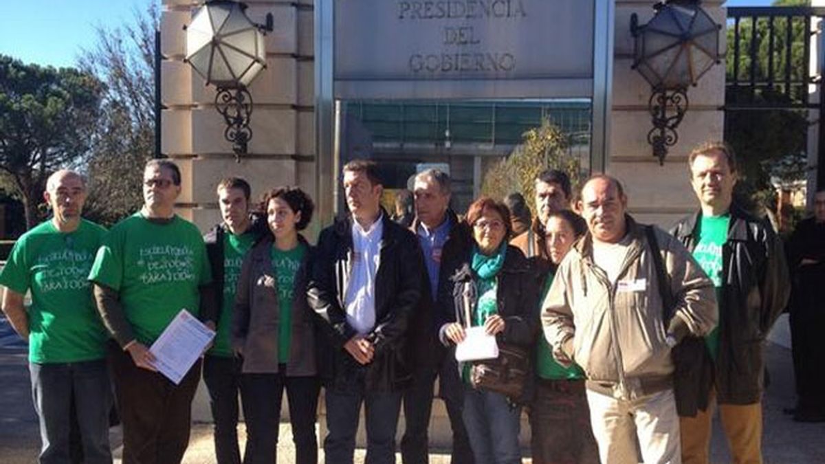 Presentan en Moncloa 1,7 millones de firmas contra los recortes y la LOMCE