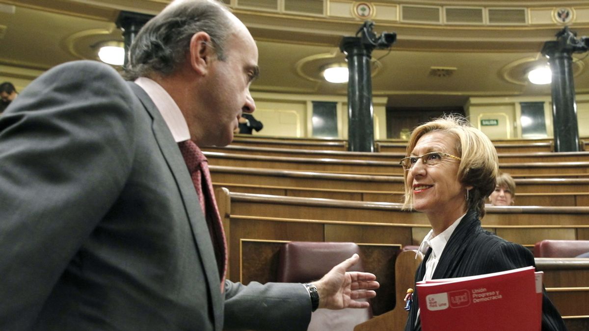 Luis de Guindos saluda a Rosa Díez en el Congreso