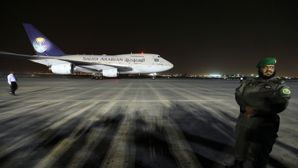 Avión en el aeropuerto de Riyadh, en Arabia Saudí. Foto: Reuters