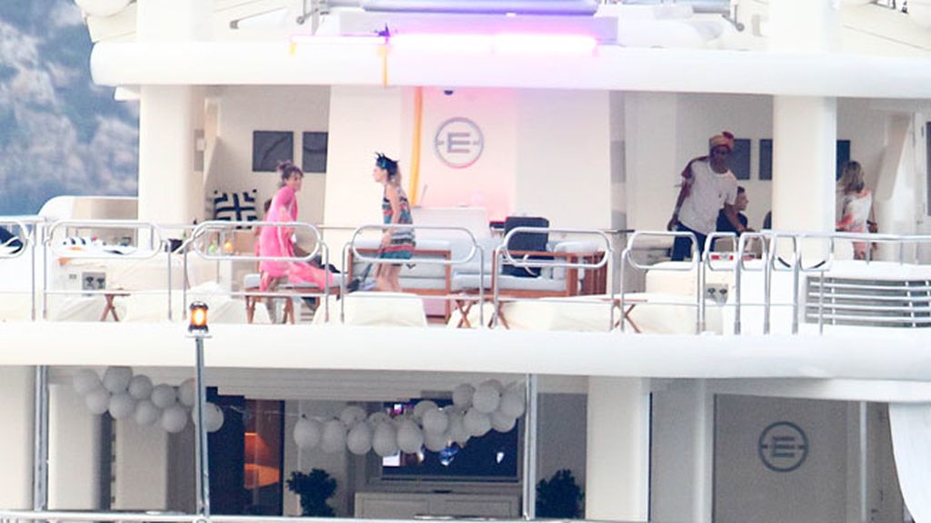 Cara celebró su 22 cumpleaños en un yate decorado con globos