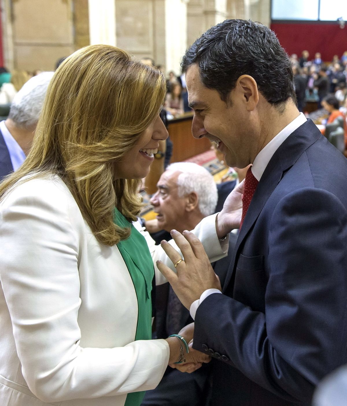 Susana Díaz y Juanma Moreno se saludan en la sesión constitución del Parlamento Andaluz