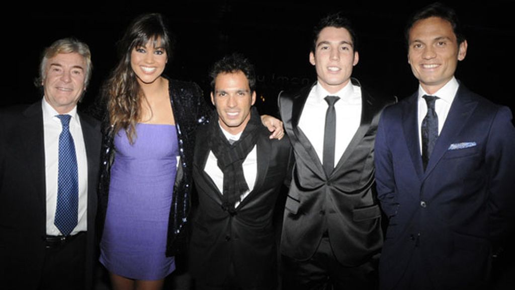 Toni Elías se olvida la corbata en la gala de Mediaset