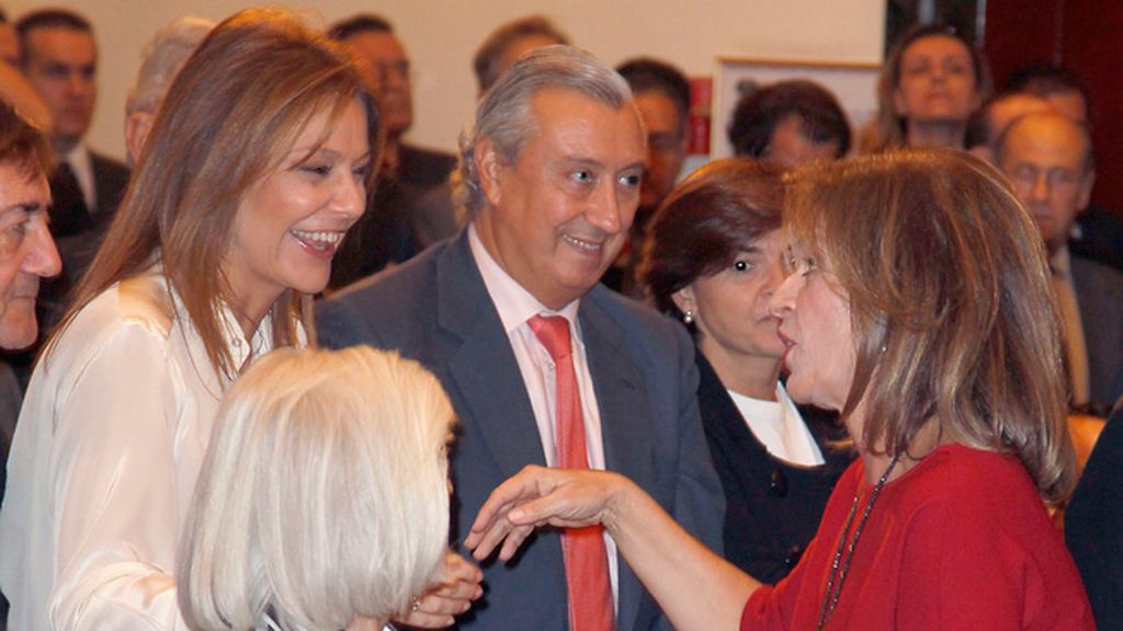 Javier Arenas y Nuria González saludaron con cariño a la alcaldesa de Madrid, Ana Botella
