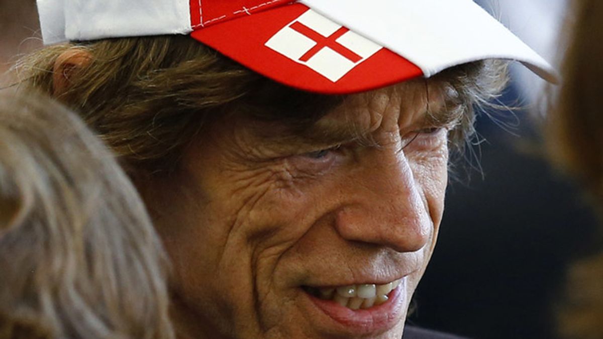 El 'gafe' Mick Jagger no quiere dar mala suerte a nadie y se enfunda la gorra de Inglaterra