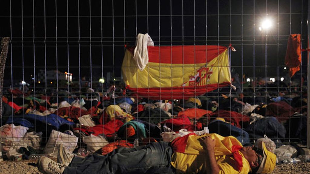 Los peregrinos descansan en el aeródromo de Cuatro Vientos